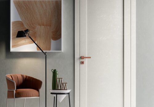 No-Limits_TIPIA_porta-bianco-venato-con-pannello-in-malta-bianco_parquet-in-rovere-laccato-bianco-a-poro-aperto_maniglia-area-51-RAL-3012-e1599819053344